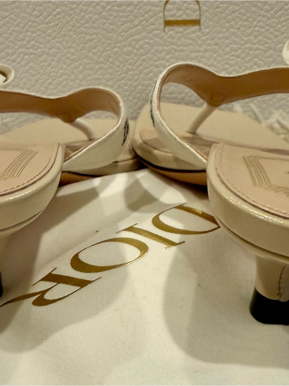 Dior J’Adior Trench Beige Embroidered White Cotton Thong Sandals Size 38.5 NEW - Picture 5 of 6